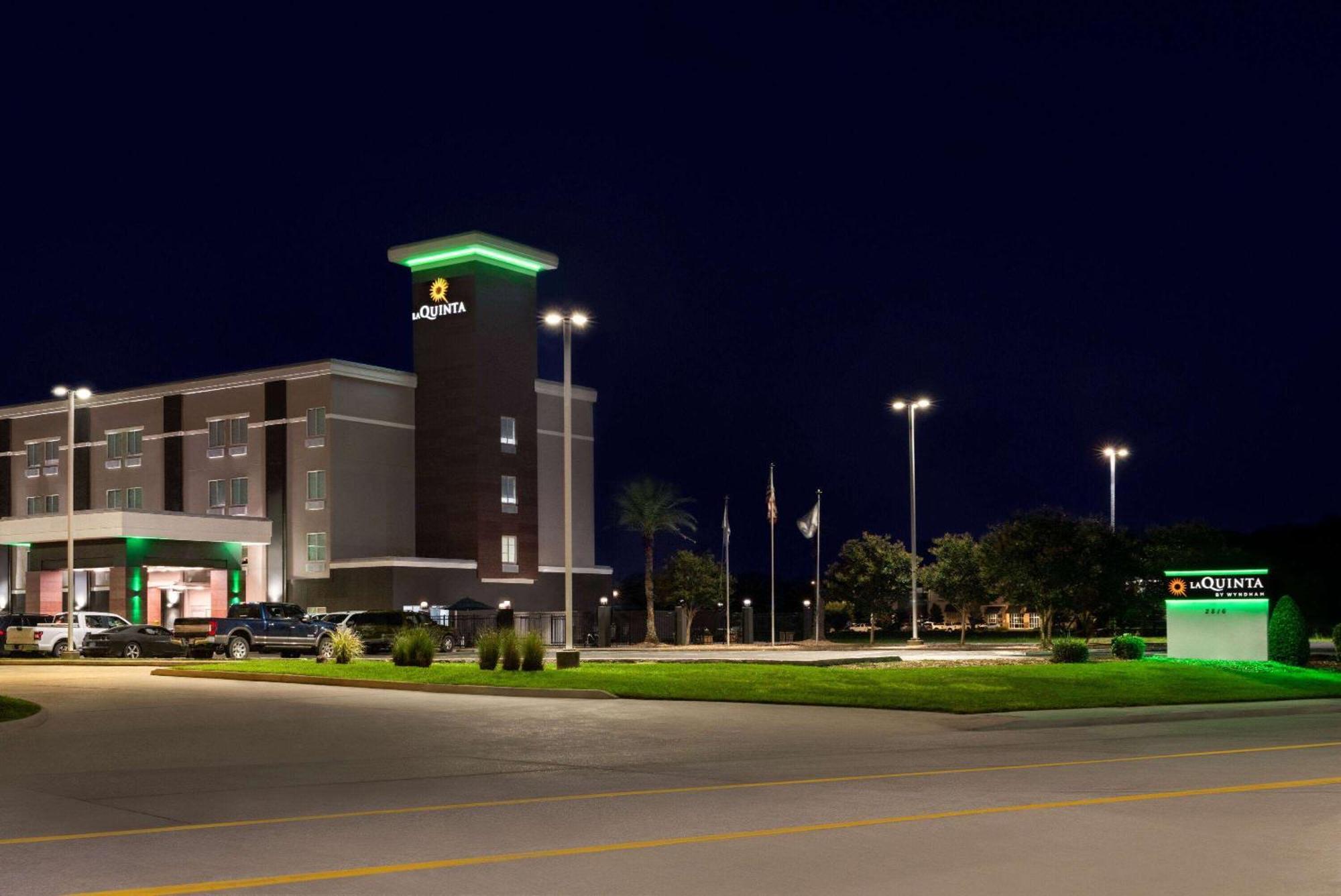 La Quinta By Wyndham Gonzales La Hotel Bagian luar foto